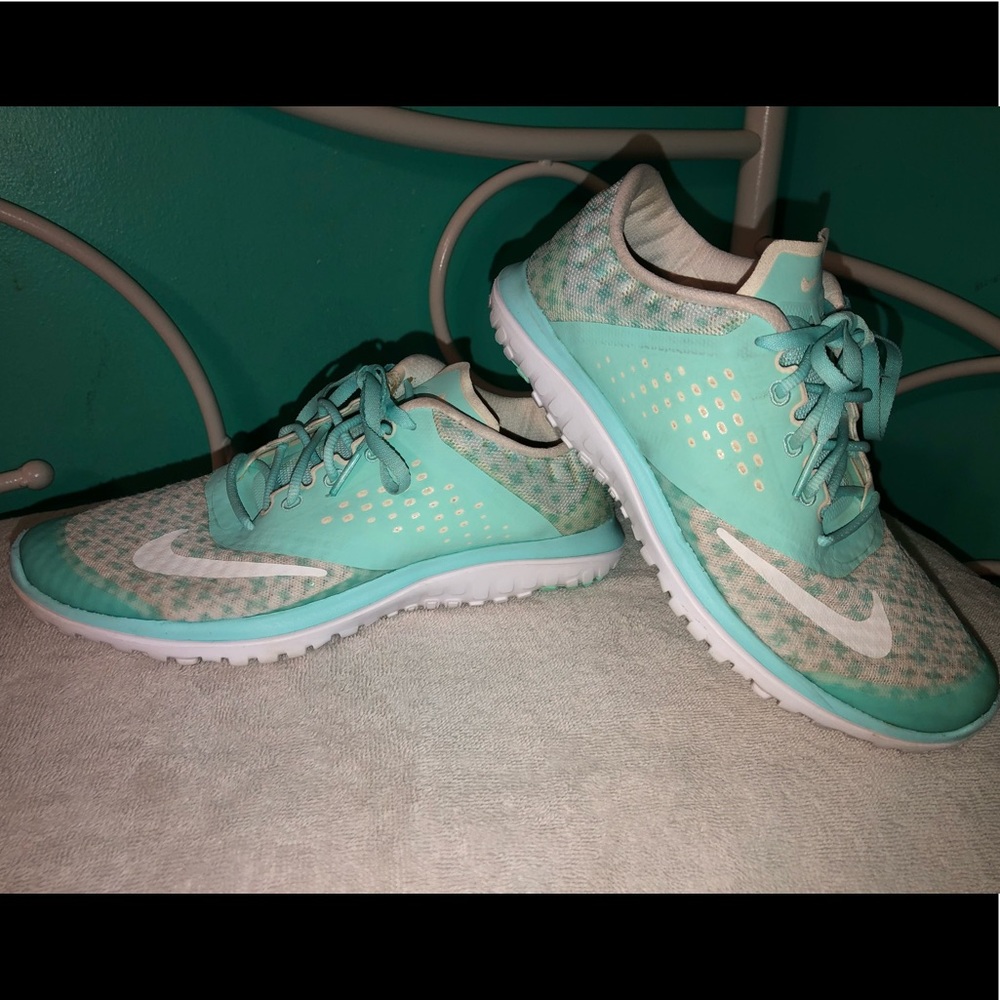 Size 8 women’s mint Nike shoes